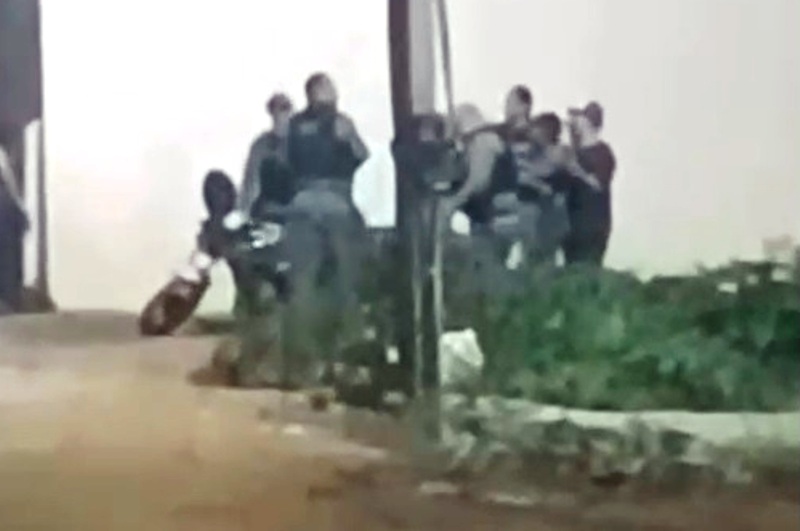 COVARDIA DE FARDA VÍDEO VIRALIZA IMAGENS DE PMs AGREDINDO JOVEM EM