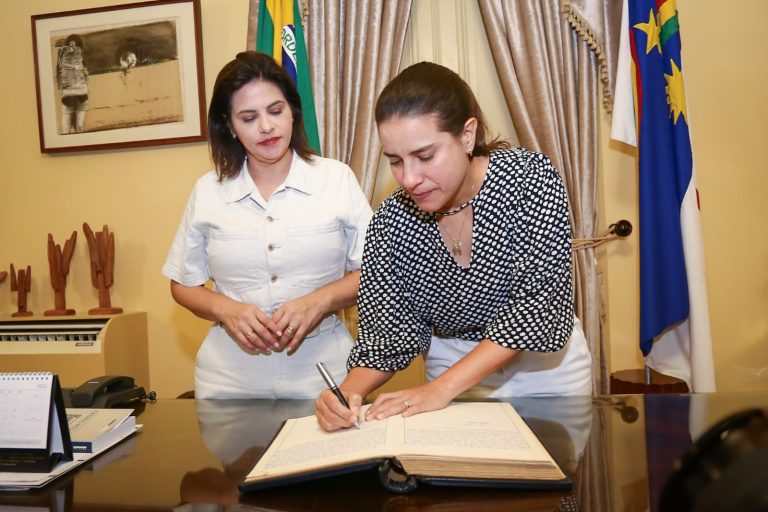 GOVERNADORA RAQUEL LYRA TRANSMITE CARGO À VICE-GOVERNADORA PRISCILA KRAUSE PARA CUMPRIR AGENDA EM PORTUGAL