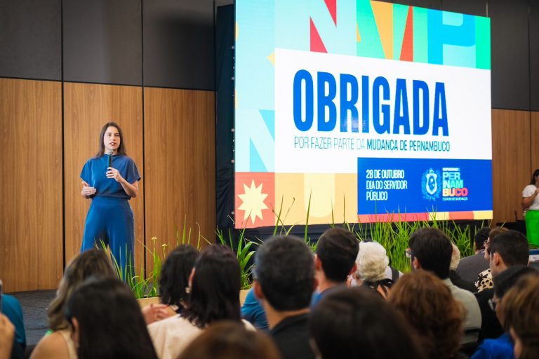 GOVERNADORA RAQUEL LYRA COMANDA EVENTO EM HOMENAGEM AOS SERVIDORES ESTADUAIS E ANUNCIA QUE SALÁRIOS SERÃO PAGOS ANTECIPADAMENTE NA PRÓXIMA SEGUNDA-FEIRA (28), PONTO FACULTATIVO