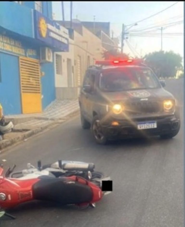 COLISÃO DE MOTO EM CARRO NO CENTRO DE SERTÂNIA SEM VÍTIMA FATAL TEM PRESENÇA DA GUARDA CIVIL MUNICIPAL QUE AJUDA A SOCORRER O CONDUTOR DA MOTO