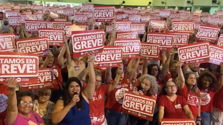 PROFESSORES MUNICIPAIS NÃO GOSTARAM DA PROPOSTA E DECRETAM GREVE; PREFEITO JOÃO CAMPOS OFERECEU UM PERCENTUAL PÍFIO DE 2,45% A PARTIR DESTE MÊS DE MAIO E DE 1,5% RETROATIVO DE JANEIRO A ABRIL. ENQUANTO GOVERNADORA CONCECEU ENTRE 6,27% E 8,38%