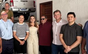 PREFEITA POLLYANNA ABREU, CELESTINO BARROS E VEREADORA PATRÍCIA DÃO BOAS VINDAS AOS NOVOS PADRES SERTANIENSES