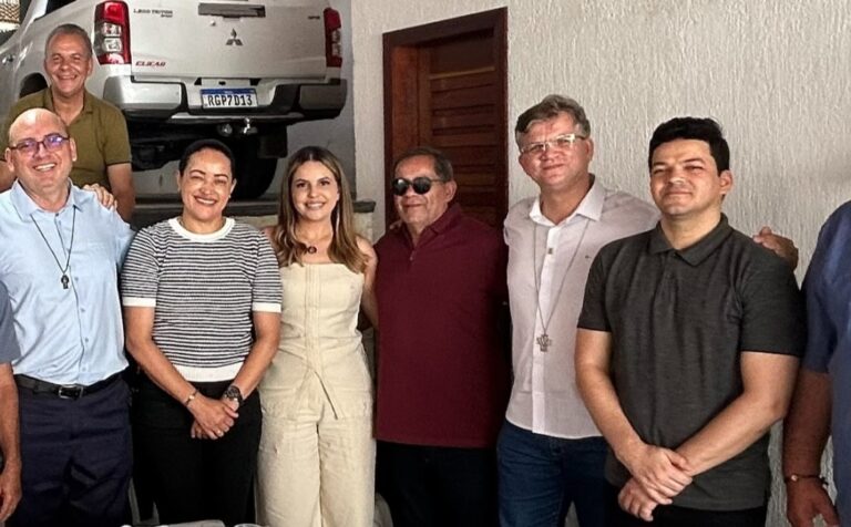 PREFEITA POLLYANNA ABREU, CELESTINO BARROS E VEREADORA PATRÍCIA DÃO BOAS VINDAS AOS NOVOS PADRES SERTANIENSES