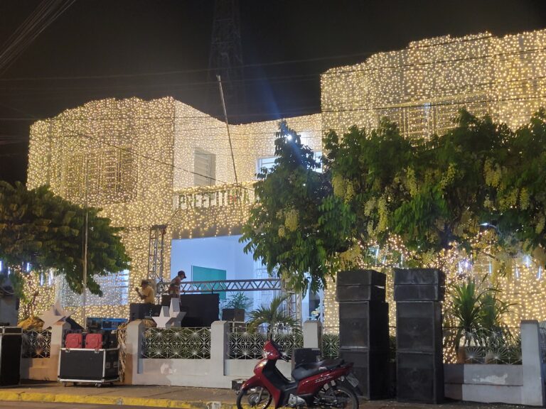 DEPOIS DE QUASE 16 ANOS ESQUECIDA PRAÇA DA PREFEITURA GANHA LUZES DE NATAL E VIVE UM NOVO TEMPO