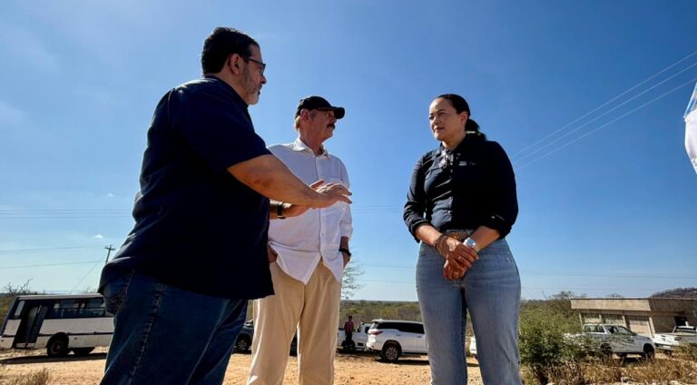 PREFEITA POLLYANNA ABREU ACOMPANHA RETOMADA DAS OBRAS DO PISF NA ZONA RURAL DE SERTÂNIA