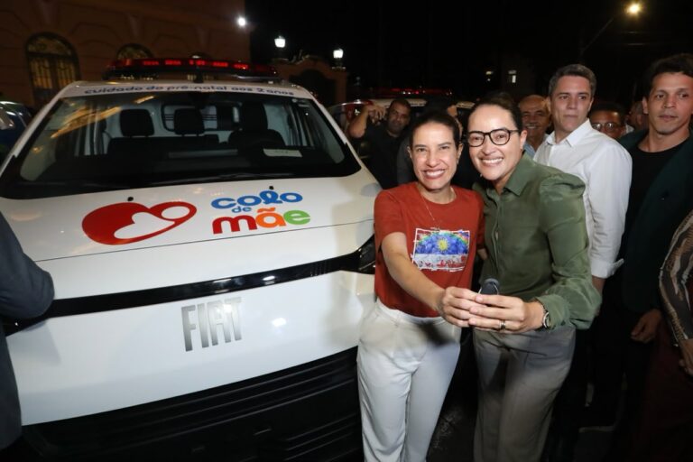 RAQUEL LYRA E POLLYANNA ABREU REFORÇAM SAÚDE DE SERTÂNIA COM ENTREGA DE DUAS NOVAS AMBULÂNCIAS